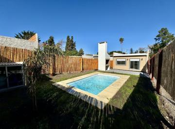 Casa · 54m² · 3 Ambientes · 1 Cochera · Colonia - Venta de Casa de 2 Dorm. con Piscina Al Frente