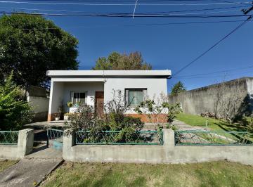 Casa · 101m² · 4 Ambientes · Casa en Venta de 3 Dorm. Galpón y Gran Terreno a Dos Calles