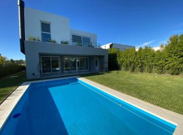 Casa · 275m² · 6 Ambientes · 4 Cocheras · Casa Minimalista con Pileta