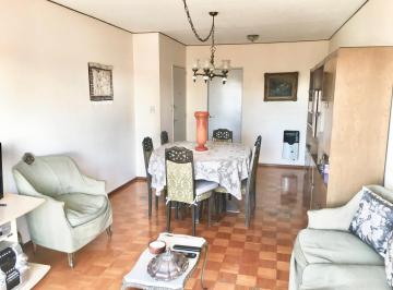 Departamento · 69m² · 4 Ambientes · Venta Departamento Dos Dorm. Centro