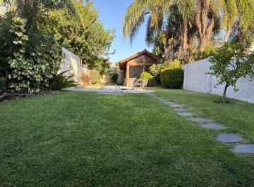 Casa · 121m² · 4 Ambientes · 3 Cocheras · Casa en Venta con Lote Grande, Parque y Quincho – José León Suarez, Cerca de Chilavert