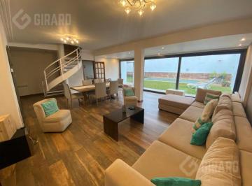 Casa · 280m² · 5 Ambientes · 1 Cochera · Chalet en Venta, Ubicado en Lo Mejor de Parque Luro, Las Farolas.