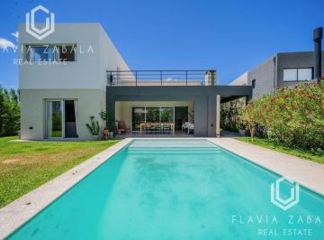 Casa · 204m² · 4 Ambientes · 1 Cochera · Venta Casa Cinco Ambientes con Pileta en Puertos Acacias, Nordelta II