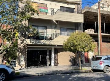 Departamento de 2 ambientes, Lanús · Cálido Dto. de 2 Amb. C/cochera en 2do. Ps. X Escalera Al C/fte. - Buen Barrio