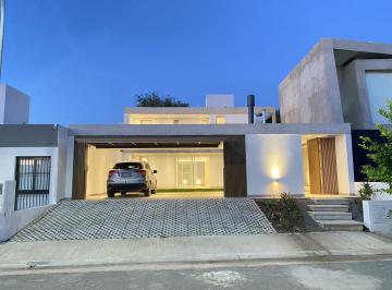 Casa · 245m² · 4 Dormitorios · 2 Cocheras · Espectacular Casa en Miradores de Manantiales I
