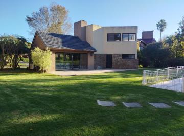 Casa · 90m² · 3 Ambientes · 2 Cocheras · Opotunidad Unica, Casa/quincho en Uno de Los Mejores y Mas Amplios Lotes Sobre Golf