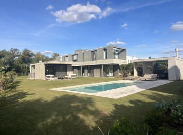 Casa · 323m² · 8 Ambientes · 2 Cocheras · Casa de Hormigón en El Encuentro