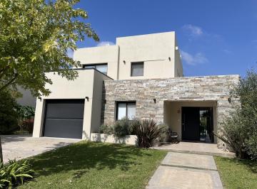 Casa · 205m² · 6 Ambientes · 1 Cochera · Casa en Tipas Nordelta! Unica en El Barrio con Garage y Jardin Arbolado