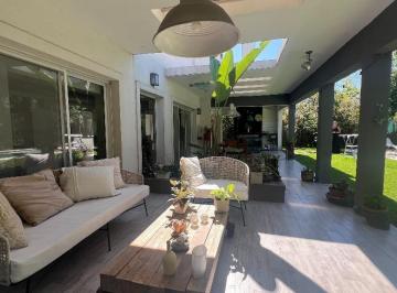 Casa · 270m² · 4 Ambientes · Villa Olivos Espectacular Casa en Venta