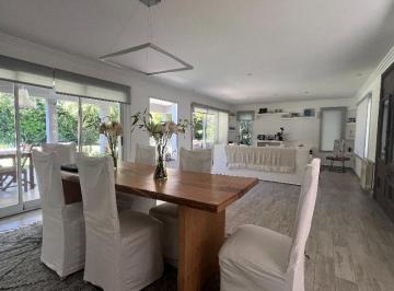 Casa · 270m² · 4 Ambientes · Villa Olivos Moderna y Luminosa Casa en Venta