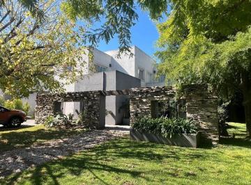 Casa · 270m² · 4 Ambientes · Villa Olivos Moderna y Luminosa Casa en Venta