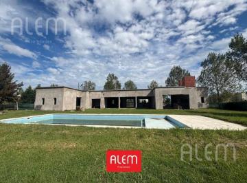 Casa · 318m² · 6 Ambientes · 2 Cocheras · Casa en Construccion a La Venta en Fincas Sporting