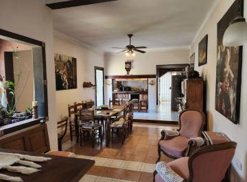 Casa · 147m² · 4 Ambientes · 2 Cocheras · Casa 4 Amb C/ Jardin, Cochera, Quincho. Llavallol