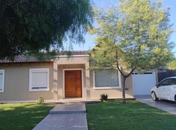 Casa · 220m² · 3 Dormitorios · 2 Cocheras · Casa en Los Sueños
