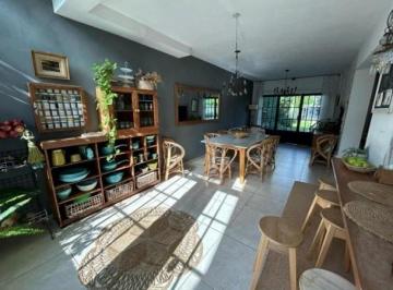 Casa · 270m² · 5 Ambientes · Casa en Venta en Hurlingham Oportunidad!