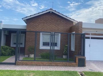 Casa · 3 Dormitorios · 2 Cocheras · Casa en Barrio Natania 21