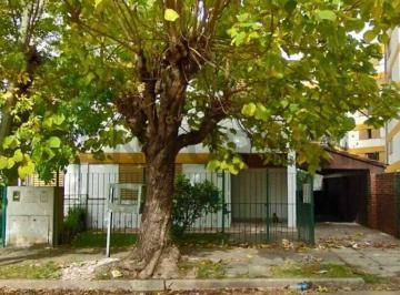 Casa · 205m² · 5 Ambientes · 2 Cocheras · Casa en Venta 4 Dorm., Excelente Ubicación en Villa Elisa