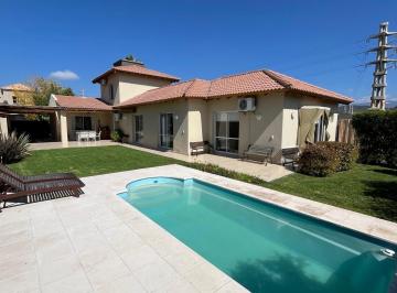 Casa · 218m² · 5 Ambientes · 2 Cocheras · Casa en Venta