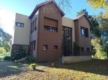 Casa · 307m² · 5 Ambientes · 2 Cocheras · Casa Al Golf 4 Dorm., Reciclada Excelente Oportunidad!