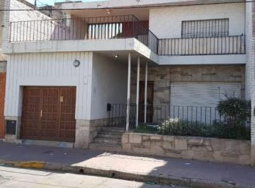 Edificio · 250m² · 5 Ambientes · 2 Cocheras · Casa en Venta 2 Plantas - Barrio Guemes - Zona Tribunales - Lote de 9 X 37