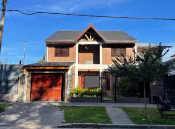 Casa · 220m² · 5 Ambientes · 2 Cocheras · Casa en Venta en Monte Grande con Jardin y Piscina