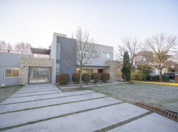 Casa · 295m² · 4 Ambientes · 2 Cocheras · Venta Casa El Nacional Club de Campo con Piscina