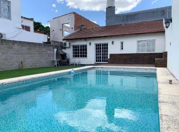 Casa · 230m² · 4 Ambientes · 2 Cocheras · Venta Casa 4 Ambientes Moron Pileta Quincho Cocher