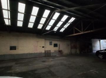 Bodega-Galpón · 352m² · Galpón con Casa Sobre Av Fdo. Zuviría