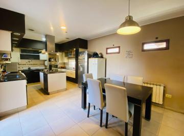 PH · 158m² · 6 Ambientes · PH en Venta 4 Dorm., Centro de Los Hornos
