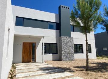 Casa · 252m² · 5 Ambientes · 1 Cochera · Excelente Propiedad a Estrenar Barrio Nayades
