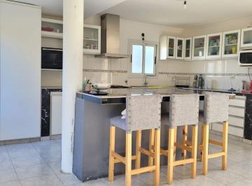 Casa · 173m² · 4 Ambientes · 2 Cocheras · Casa de 3 Dorm. Moderna en Venta