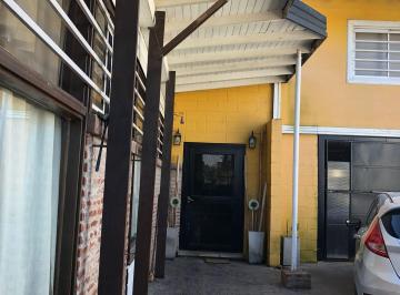 Casa · 180m² · 5 Ambientes · 1 Cochera · Casa en Venta - 3 Dorm. con Parque y Pileta
