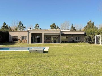 Casa · 180m² · 5 Ambientes · 2 Cocheras · Venta Casa Exclusivo Barrio La Arbolada 5 Amb