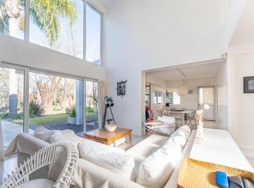 Casa · 205m² · 6 Ambientes · 2 Cocheras · Casa 6 Amb Venta Banco Provincia Doble Lote Arroyo
