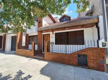 Casa · 211m² · 5 Ambientes · 3 Cocheras · Venta de Casa 5 Ambientes con Fondo Jardin Cochera