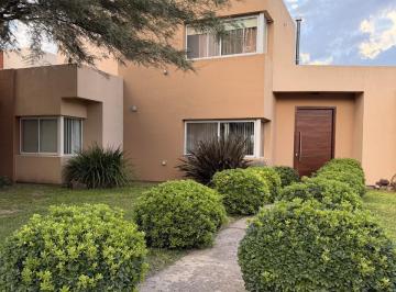 Casa · 228m² · 8 Ambientes · 2 Cocheras · Tejas IV - Casa en Dos Plantas
