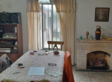 Casa · 120m² · 4 Ambientes · 2 Cocheras · Venta Casa en Funes Norte 2 Dorm.