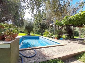 Casa · 176m² · 2 Ambientes · 2 Cocheras · Hermosa Casa con Parque, Quincho y Pileta