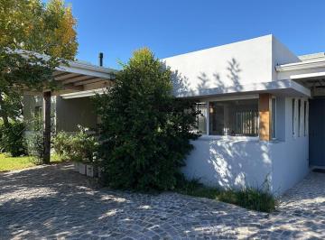 Casa · 199m² · 4 Ambientes · 3 Cocheras · Casa en Venta - 3 Dorm. 4 Baños - Escobar