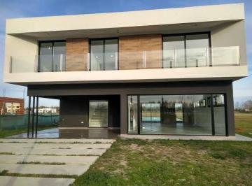 Casa · 240m² · 4 Ambientes · 2 Cocheras · Casa en Venta - 3 Dorm. 3 Baños - Cocheras - 1000 m² - Haras del Sur III, La Plata