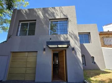 Casa · 260m² · 5 Ambientes · 2 Cocheras · Casa en Venta