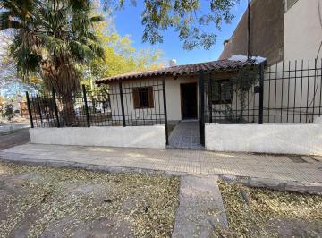 Casa · 134m² · 5 Ambientes · 1 Cochera · España, Esquina Alpatacal