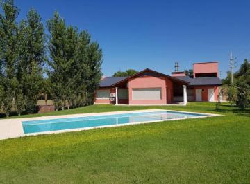 Casa · 100m² · 3 Ambientes · 2 Cocheras · Venta - Casa de 3 Dorm. en Funes