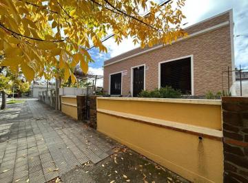 Casa · 223m² · 4 Ambientes · 7 Cocheras · Venta Casa Grande en Pueblo Nuevo, Colonia