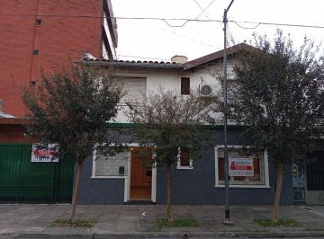 Casa · 180m² · 4 Ambientes · 1 Cochera · Chalet 4 Ambientes con Cochera Patio Quincho y Parrilla.