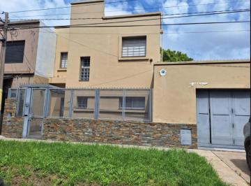 Casa de 6 ambientes, Rosario · Casa en Venta de 3 Dorm. con Cochera, Pileta, Jardín Barrio Tiro Suizo