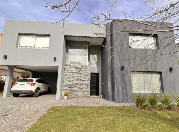 Casa · 224m² · 5 Ambientes · 1 Cochera · Excelente Propiedad con Piscina a La Venta en Fincas Dos