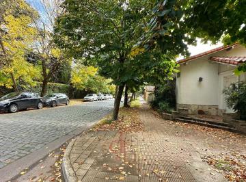 Casa · 130m² · 4 Ambientes · Casa en Alquiler en Inmejorable Zona de Adrogué