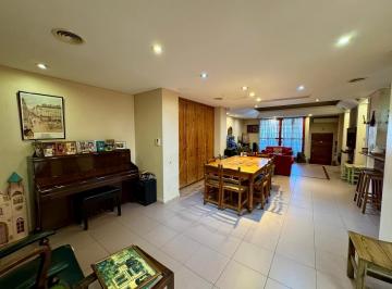 Casa · 360m² · 11 Ambientes · 1 Cochera · Venta. Casa. Lote Propio. 11 Ambientes. 5 Baños. Jardín. Villa Crespo.