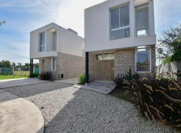 Casa · 90m² · 4 Ambientes · 1 Cochera · Casa - Joaquin Gorina
